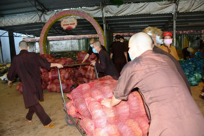 Continuing to support people in need in the Covid-19 pandemic of Hoang Phap Pagoda (series 9)