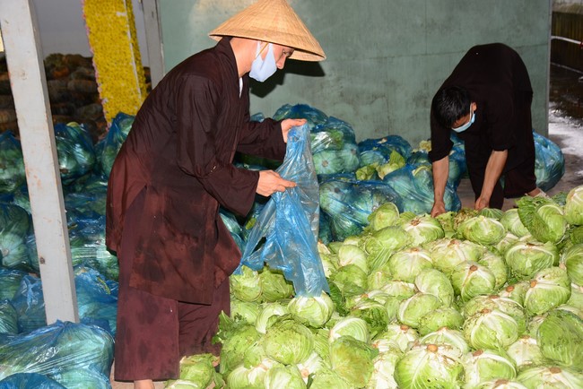 Continuing to support people in need in the Covid-19 pandemic of Hoang Phap Pagoda (series 9)