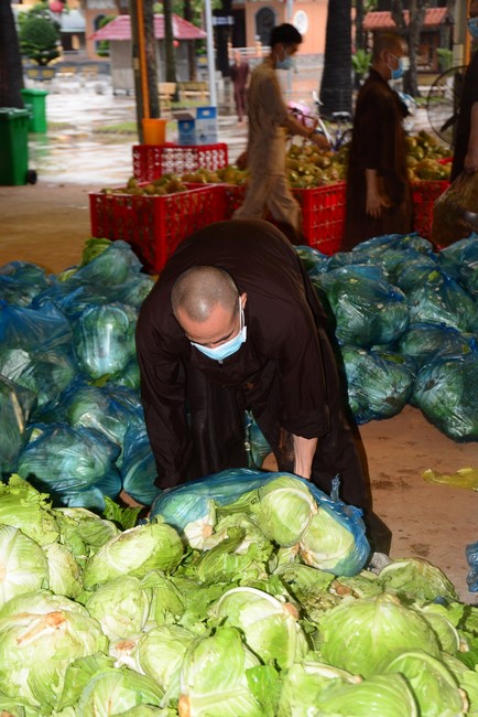Continuing to support people in need in the Covid-19 pandemic of Hoang Phap Pagoda (series 9)