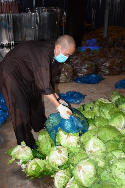 Continuing to support people in need in the Covid-19 pandemic of Hoang Phap Pagoda (series 9)