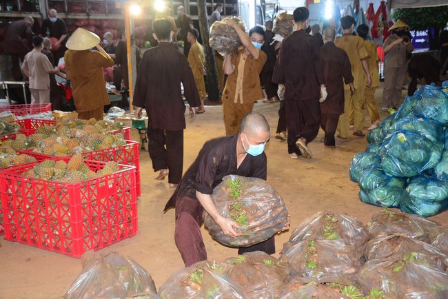 Continuing to support people in need in the Covid-19 pandemic of Hoang Phap Pagoda (series 9)