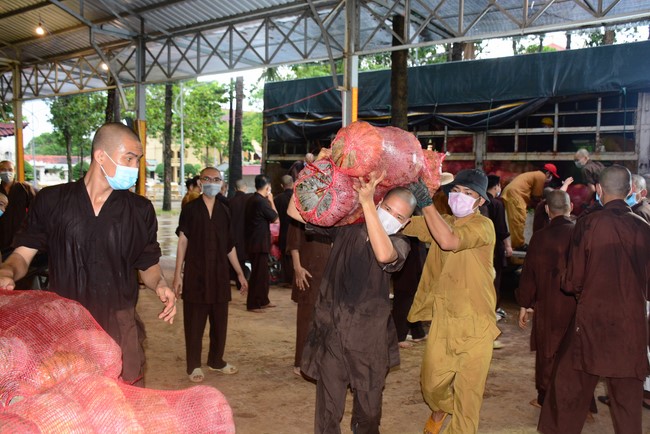 Continuing to support people in need in the Covid-19 pandemic of Hoang Phap Pagoda (series 9)