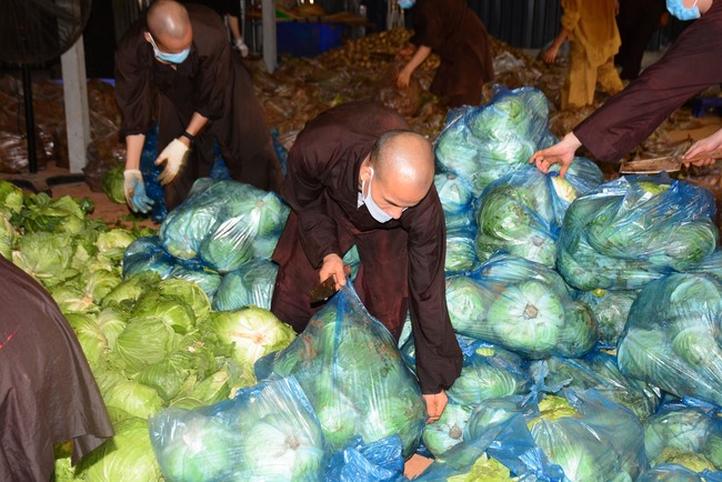 Continuing to support people in need in the Covid-19 pandemic of Hoang Phap Pagoda (series 9)
