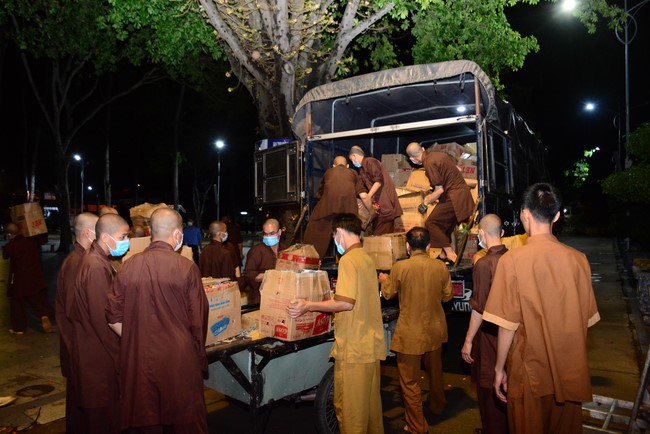 Continuing to support people in need in the Covid-19 pandemic of Hoang Phap Pagoda (series 9)