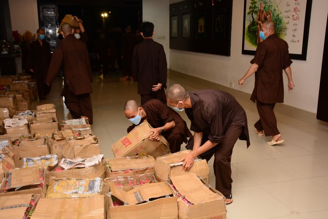 Continuing to support people in need in the Covid-19 pandemic of Hoang Phap Pagoda (series 9)