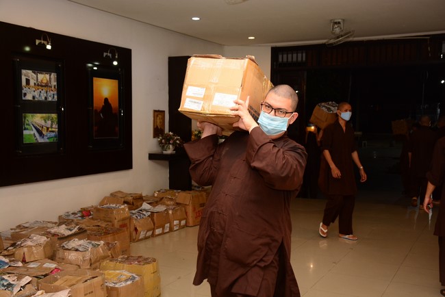 Continuing to support people in need in the Covid-19 pandemic of Hoang Phap Pagoda (series 9)