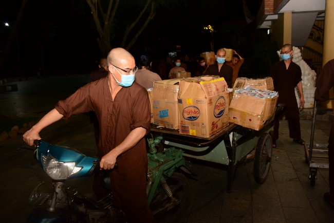 Continuing to support people in need in the Covid-19 pandemic of Hoang Phap Pagoda (series 9)