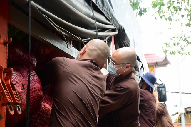 Continuing to support people in need in the Covid-19 pandemic of Hoang Phap Pagoda (series 9)