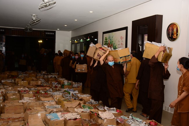 Continuing to support people in need in the Covid-19 pandemic of Hoang Phap Pagoda (series 9)