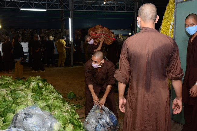 Continuing to support people in need in the Covid-19 pandemic of Hoang Phap Pagoda (series 9)