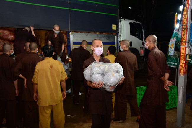 Continuing to support people in need in the Covid-19 pandemic of Hoang Phap Pagoda (series 9)