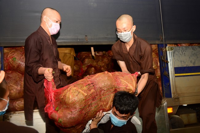 Continuing to support people in need in the Covid-19 pandemic of Hoang Phap Pagoda (series 9)