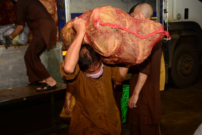 Continuing to support people in need in the Covid-19 pandemic of Hoang Phap Pagoda (series 9)
