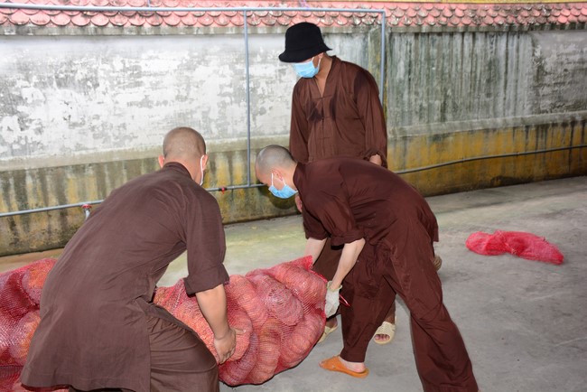 Continuing to support people in need in the Covid-19 pandemic of Hoang Phap Pagoda (series 9)