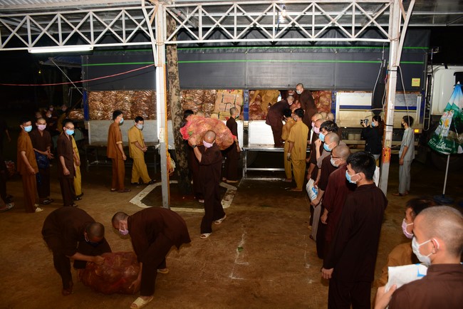 Continuing to support people in need in the Covid-19 pandemic of Hoang Phap Pagoda (series 9)