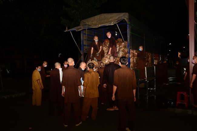 Continuing to support people in need in the Covid-19 pandemic of Hoang Phap Pagoda (series 9)