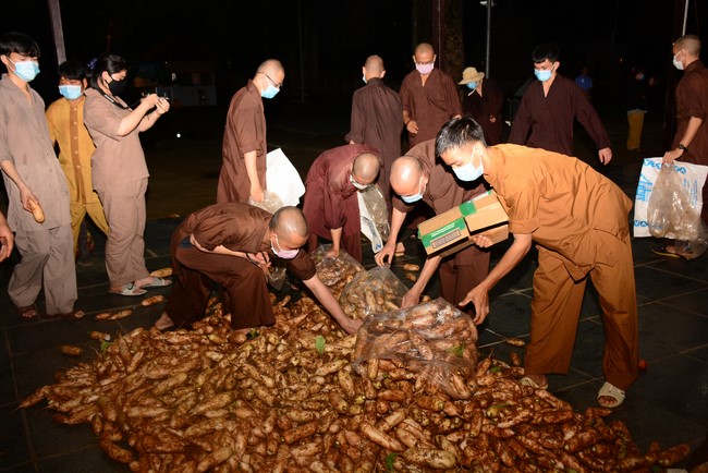 Continuing to support people in need in the Covid-19 pandemic of Hoang Phap Pagoda (series 9)
