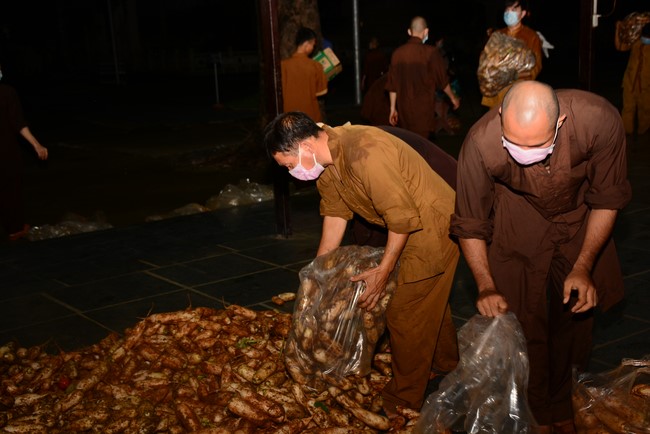 Continuing to support people in need in the Covid-19 pandemic of Hoang Phap Pagoda (series 9)