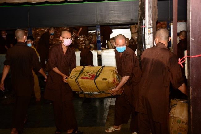 Continuing to support people in need in the Covid-19 pandemic of Hoang Phap Pagoda (series 9)