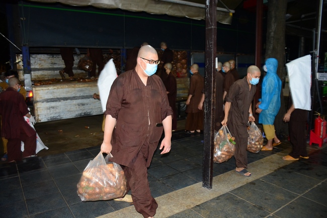 Continuing to support people in need in the Covid-19 pandemic of Hoang Phap Pagoda (series 10)