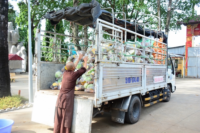 Continuing to support people in need in the Covid-19 pandemic of Hoang Phap Pagoda (series 10)