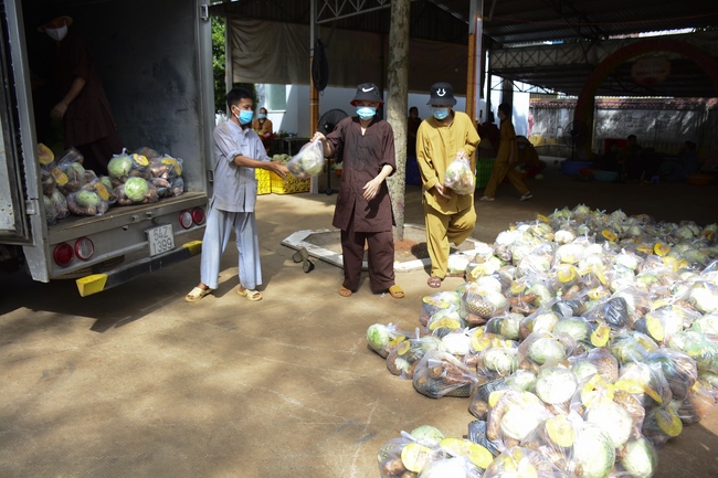 Continuing to support people in need in the Covid-19 pandemic of Hoang Phap Pagoda (series 10)