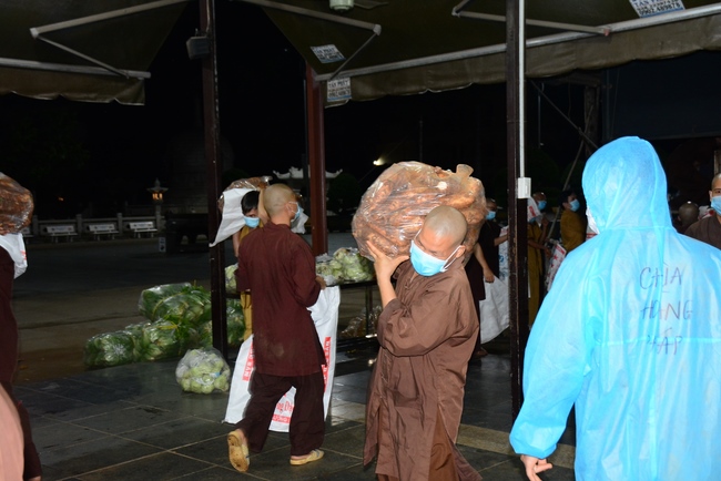 Continuing to support people in need in the Covid-19 pandemic of Hoang Phap Pagoda (series 10)