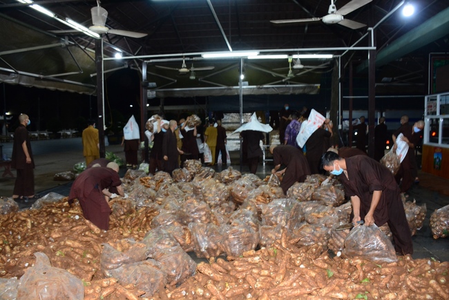 Continuing to support people in need in the Covid-19 pandemic of Hoang Phap Pagoda (series 10)