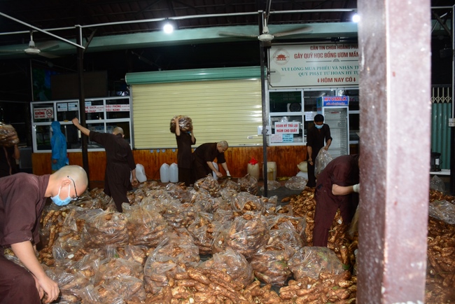 Continuing to support people in need in the Covid-19 pandemic of Hoang Phap Pagoda (series 10)