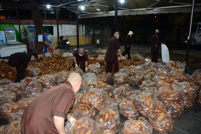 Continuing to support people in need in the Covid-19 pandemic of Hoang Phap Pagoda (series 10)