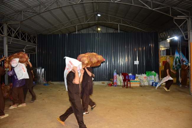 Continuing to support people in need in the Covid-19 pandemic of Hoang Phap Pagoda (series 10)