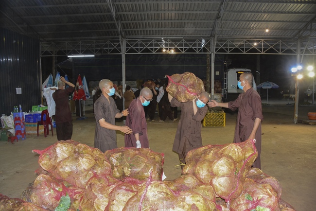 Continuing to support people in need in the Covid-19 pandemic of Hoang Phap Pagoda (series 10)