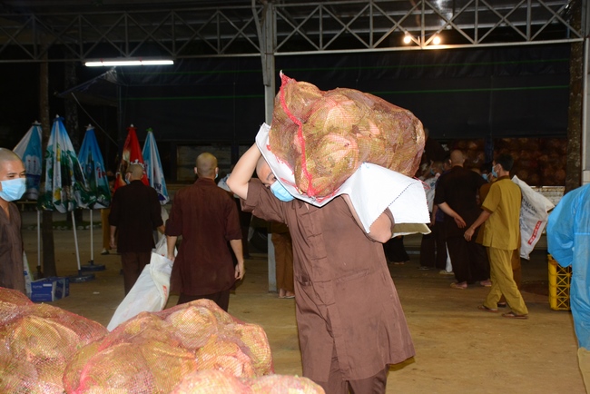 Continuing to support people in need in the Covid-19 pandemic of Hoang Phap Pagoda (series 10)