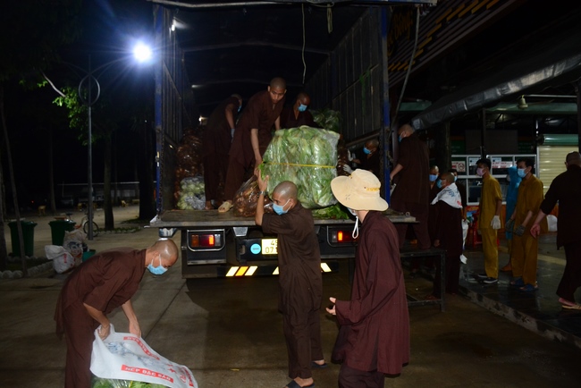 Continuing to support people in need in the Covid-19 pandemic of Hoang Phap Pagoda (series 10)