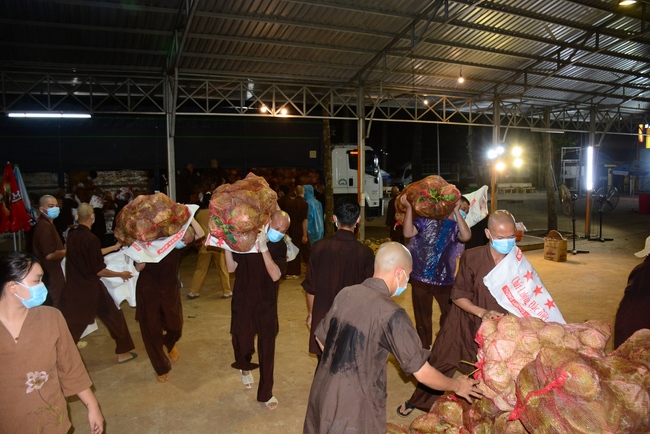 Continuing to support people in need in the Covid-19 pandemic of Hoang Phap Pagoda (series 10)