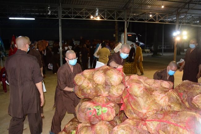 Continuing to support people in need in the Covid-19 pandemic of Hoang Phap Pagoda (series 10)
