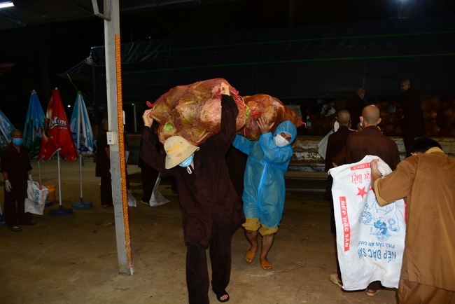 Continuing to support people in need in the Covid-19 pandemic of Hoang Phap Pagoda (series 10)