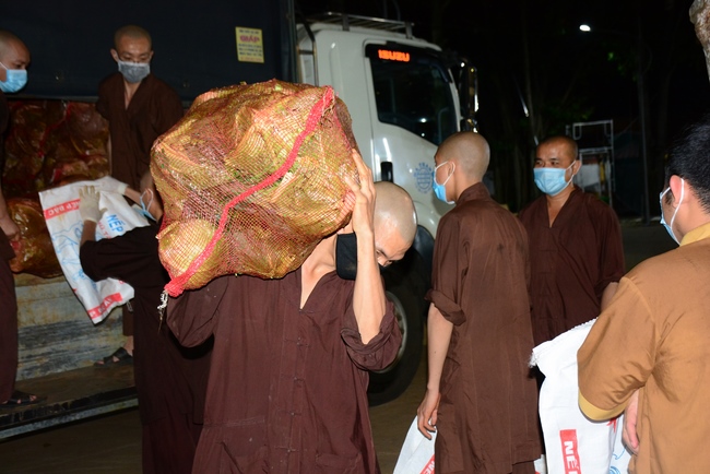 Continuing to support people in need in the Covid-19 pandemic of Hoang Phap Pagoda (series 10)