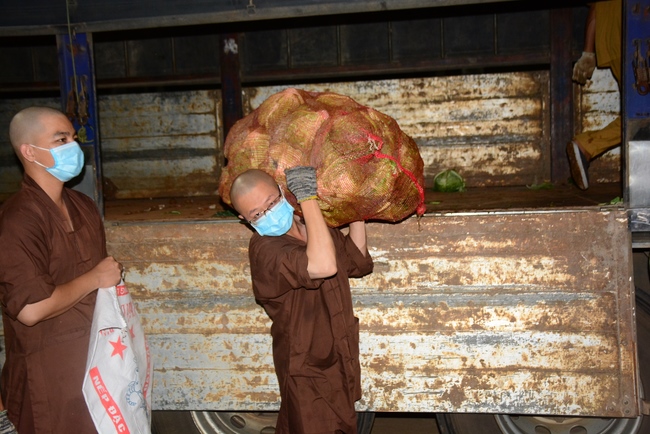 Continuing to support people in need in the Covid-19 pandemic of Hoang Phap Pagoda (series 10)