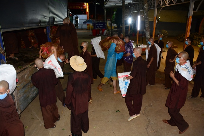 Continuing to support people in need in the Covid-19 pandemic of Hoang Phap Pagoda (series 10)