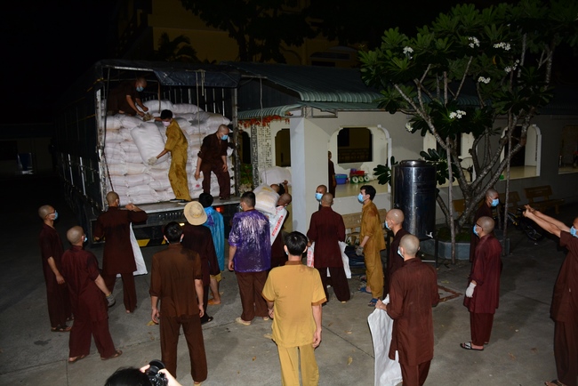 Continuing to support people in need in the Covid-19 pandemic of Hoang Phap Pagoda (series 10)