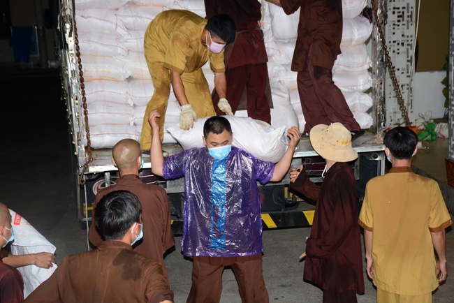 Continuing to support people in need in the Covid-19 pandemic of Hoang Phap Pagoda (series 10)