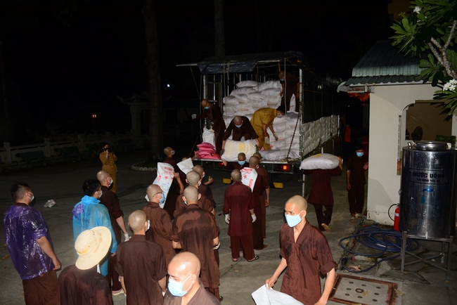 Continuing to support people in need in the Covid-19 pandemic of Hoang Phap Pagoda (series 10)