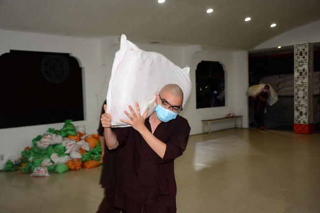 Continuing to support people in need in the Covid-19 pandemic of Hoang Phap Pagoda (series 10)