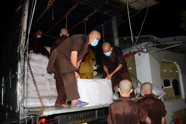 Continuing to support people in need in the Covid-19 pandemic of Hoang Phap Pagoda (series 10)