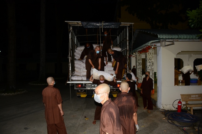 Continuing to support people in need in the Covid-19 pandemic of Hoang Phap Pagoda (series 10)