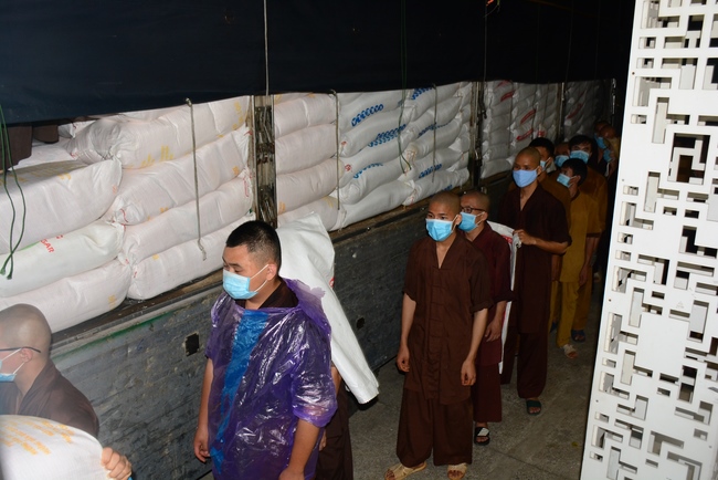 Continuing to support people in need in the Covid-19 pandemic of Hoang Phap Pagoda (series 10)
