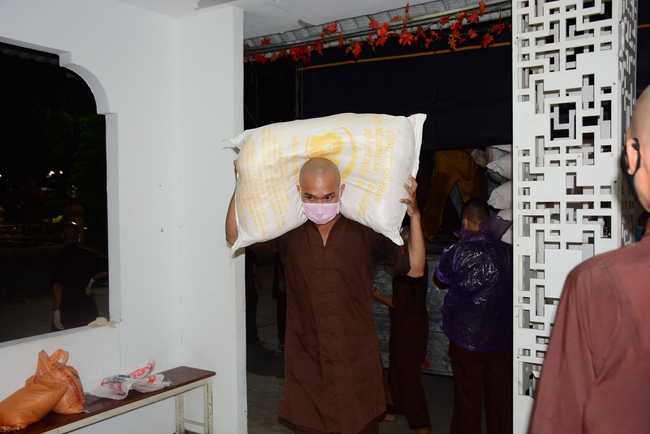 Continuing to support people in need in the Covid-19 pandemic of Hoang Phap Pagoda (series 10)