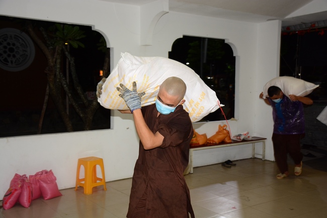 Continuing to support people in need in the Covid-19 pandemic of Hoang Phap Pagoda (series 10)