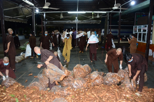 Continuing to support people in need in the Covid-19 pandemic of Hoang Phap Pagoda (series 10)